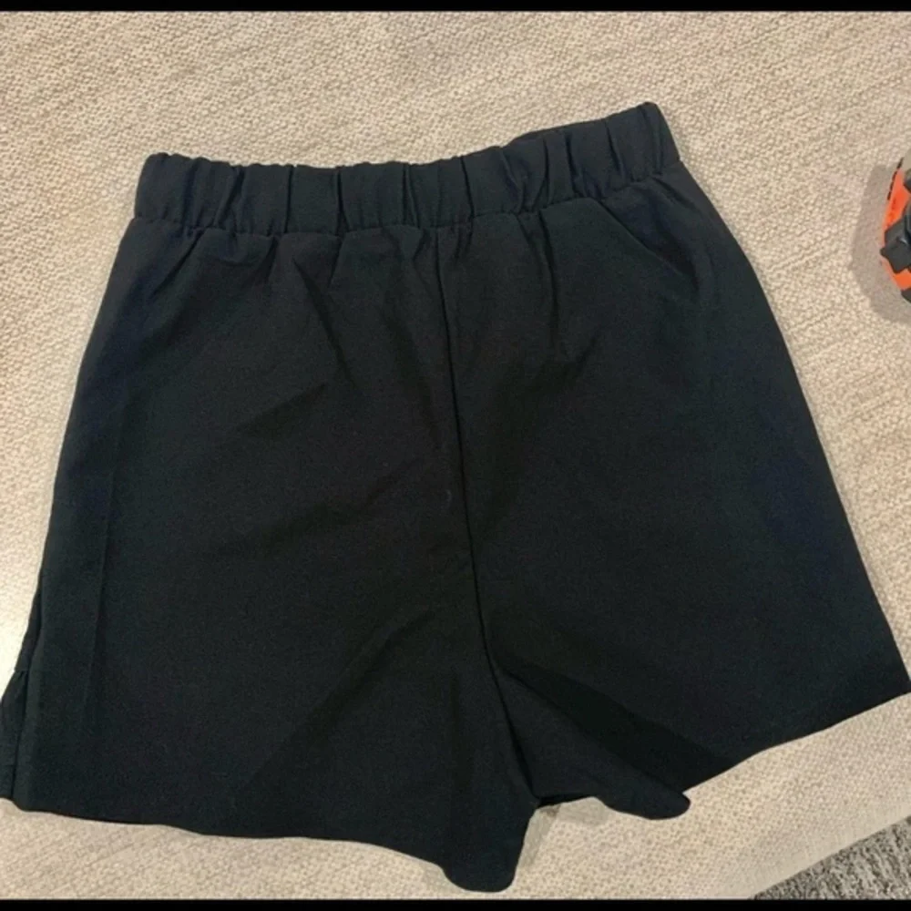 (2 Piece Bundle) crop top‎ and black skort - Picture 3 of 10